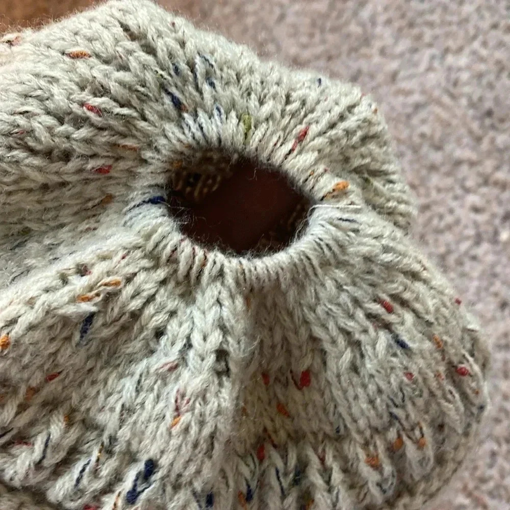 CC chunky sweater beanie with ponytail opening - Picture 4 of 4